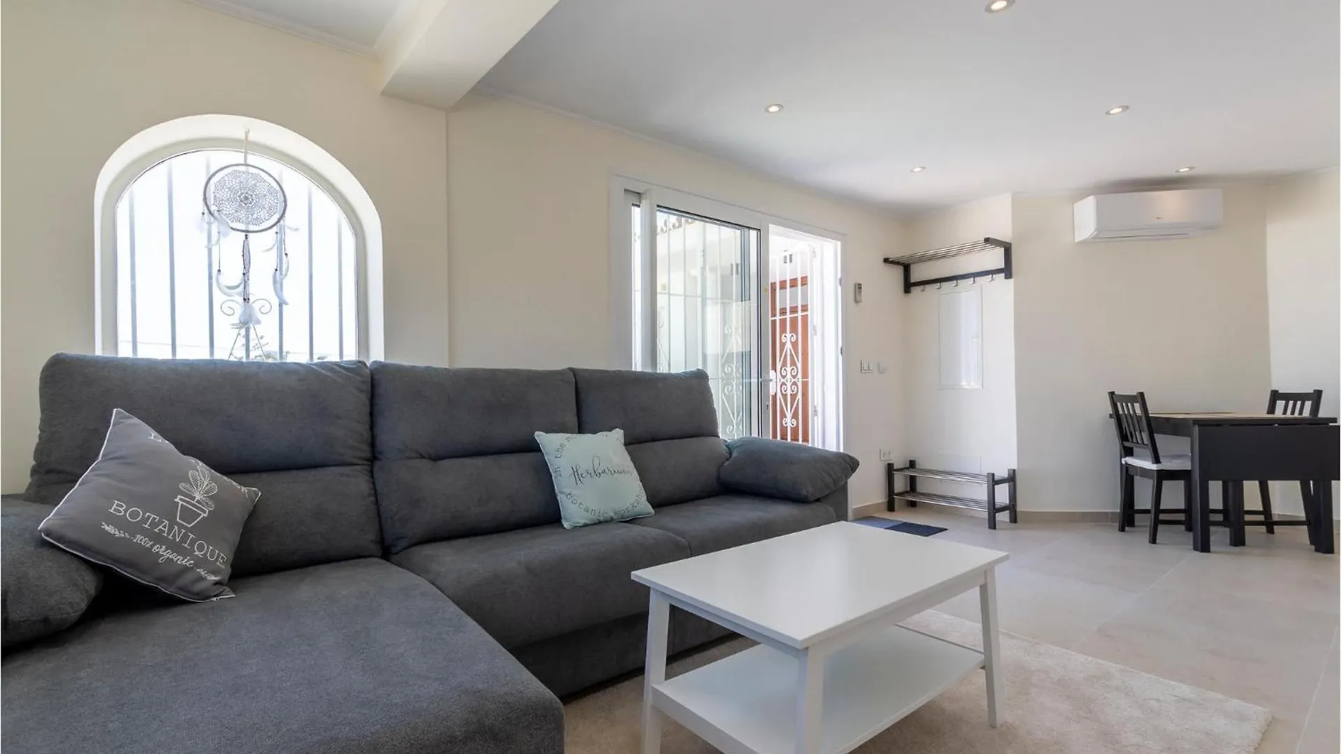 7 Bedroom Beautiful Home In Las Lagunas De Mijas فوينخيرولا بيت للعطل