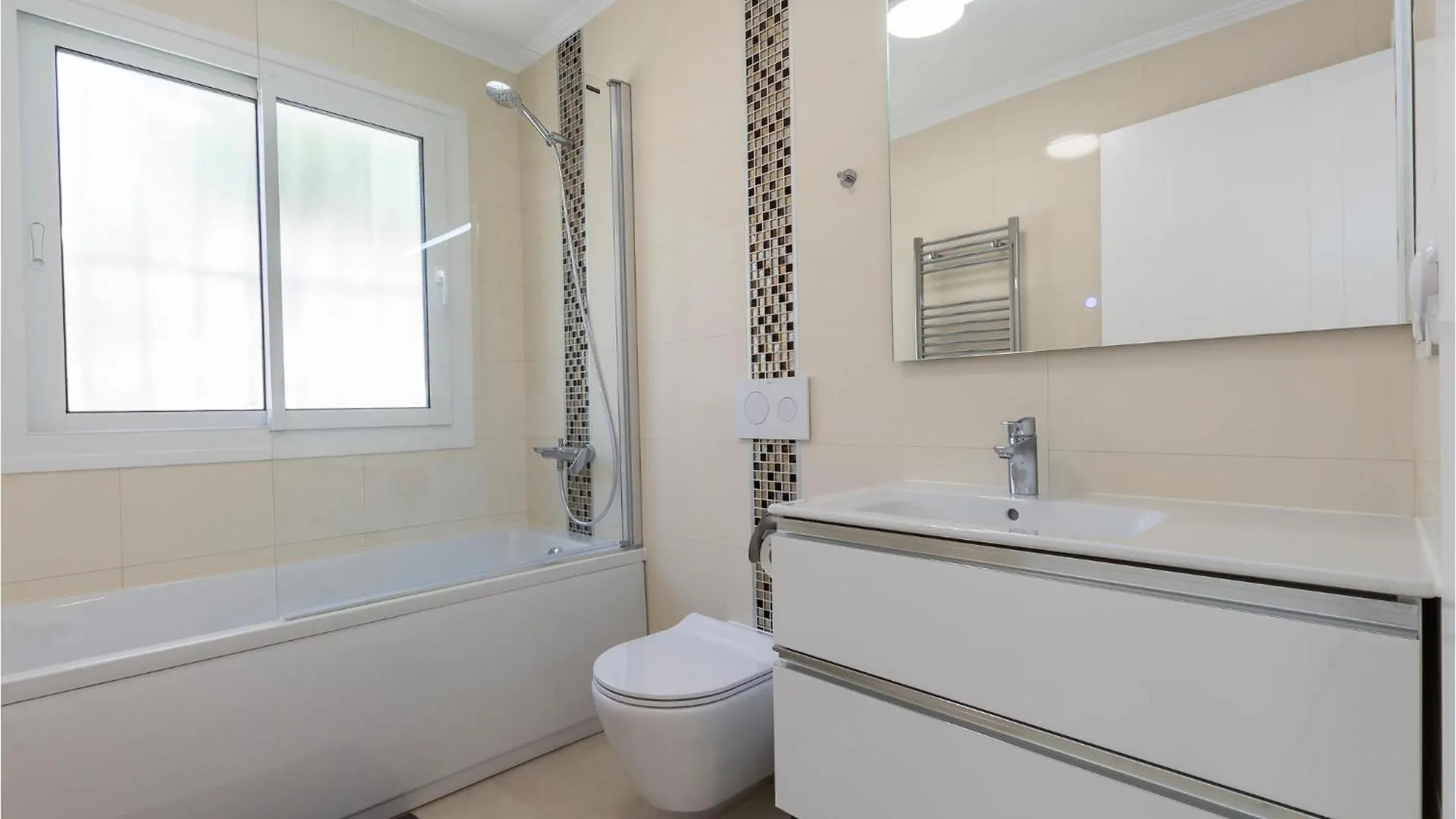 7 Bedroom Beautiful Home In Las Lagunas De Mijas فوينخيرولا بيت للعطل