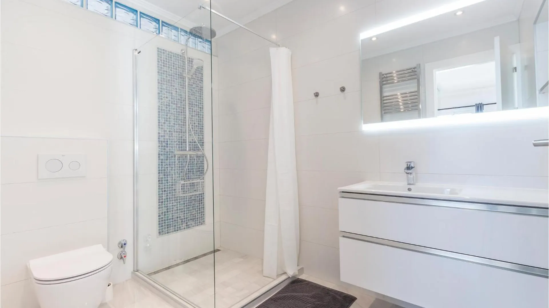 7 Bedroom Beautiful Home In Las Lagunas De Mijas فوينخيرولا