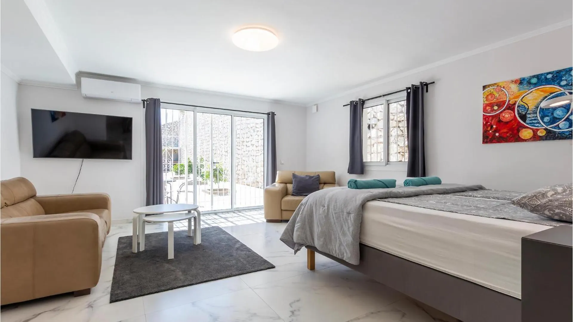 7 Bedroom Beautiful Home In Las Lagunas De Mijas فوينخيرولا