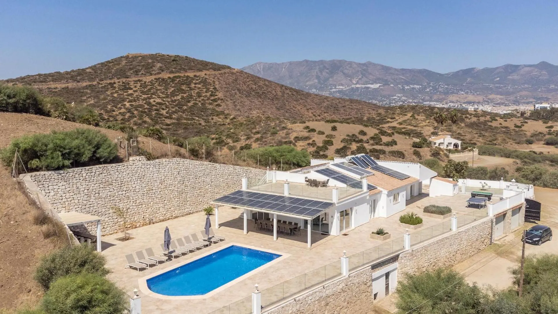 7 Bedroom Beautiful Home In Las Lagunas De Mijas فوينخيرولا